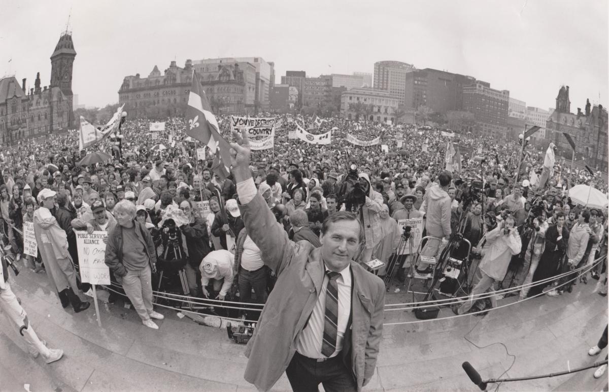 Daryl Bean in front of huge PSAC rally, 1991 strike