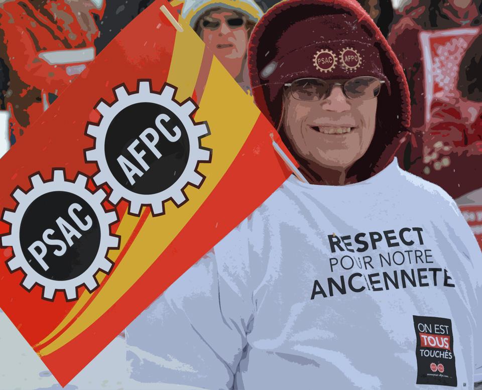 Femme avec un chandail " respect pour notre ancienneté" (nous sommes tous touchés), une tuque de l'AFPC et qui tient un drapeau de l'AFPC