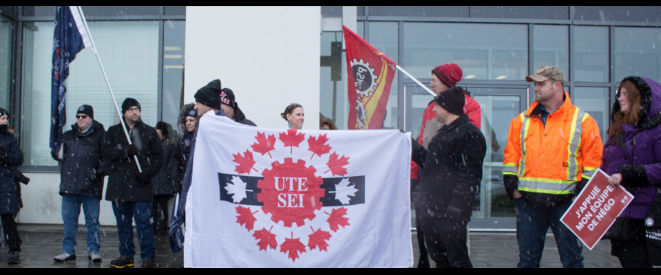 PSAC/UTE members rallying outside a CRA office.
